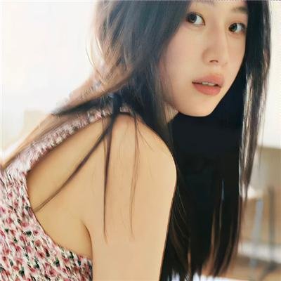 高墙、黑色与帅小伙
